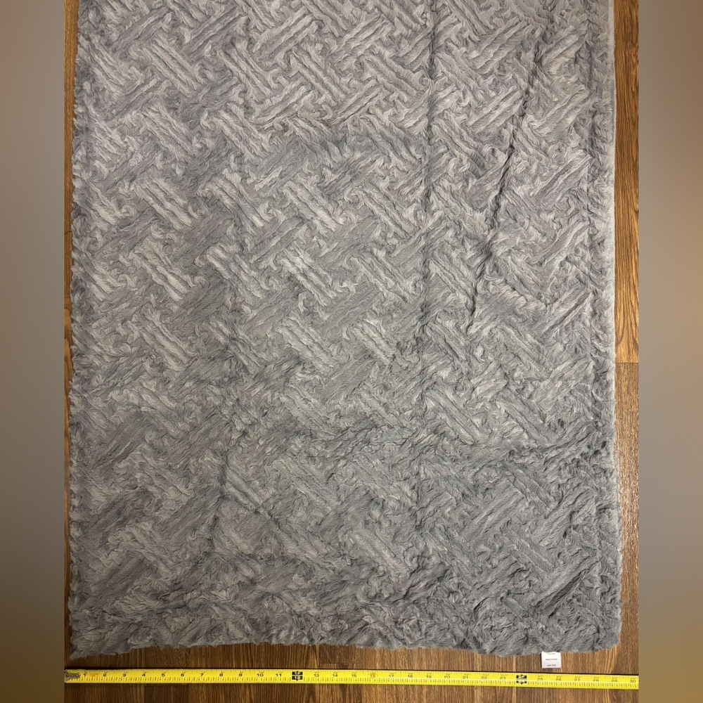 Limited edition soft gray plush throw - Picture 12 of 17
